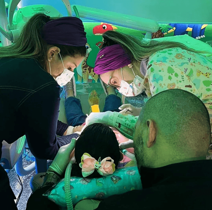 Equipe da Odontossauro realizando atendimento com sedação consciente em ambiente lúdico